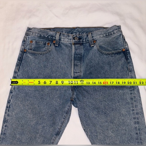 Levi’s Size 34 Medium Wash 501 Button Fly Hemmed 11” Jean Shorts PC9-34513-0069 - Picture 3 of 10